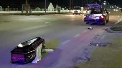 Un sicriu a căzut din mașina mortuară în trafic, la Arad. Ce a urmat este "horror"