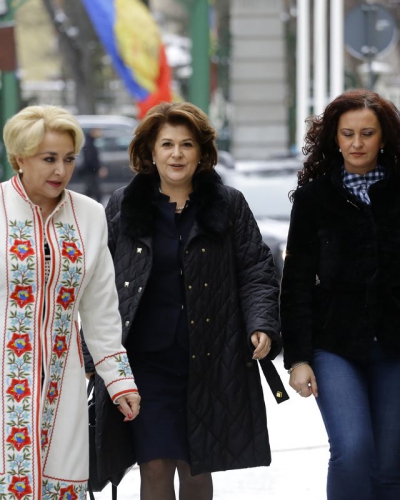 Cine o îmbracă pe Viorica Dăncilă. Cât costă celebrul palton alb al premierului
