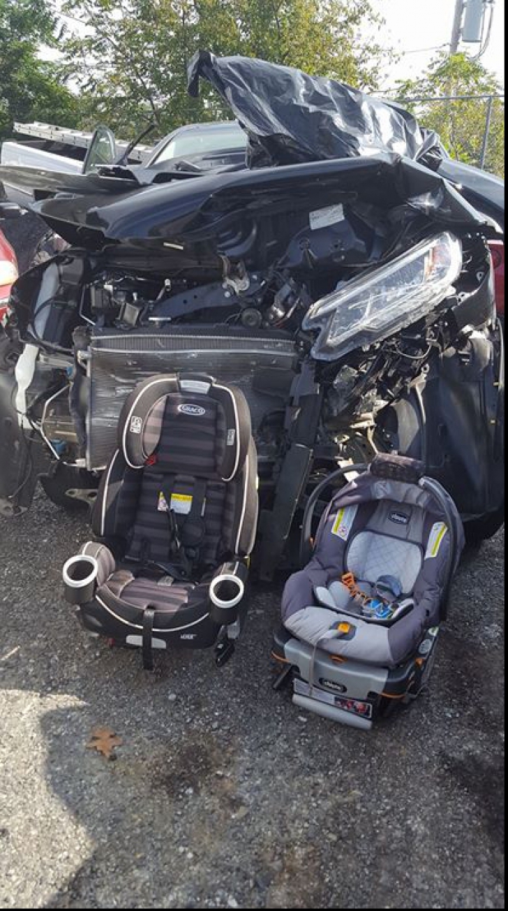 Fotografia dură cu maşina după un accident grav, postată de o mamă. Importanţa scăunelului