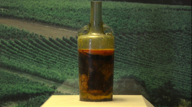 Cea mai veche sticlă de vin are 1693 de ani. Efectul pe care l-ar avea dacă ar fi băută