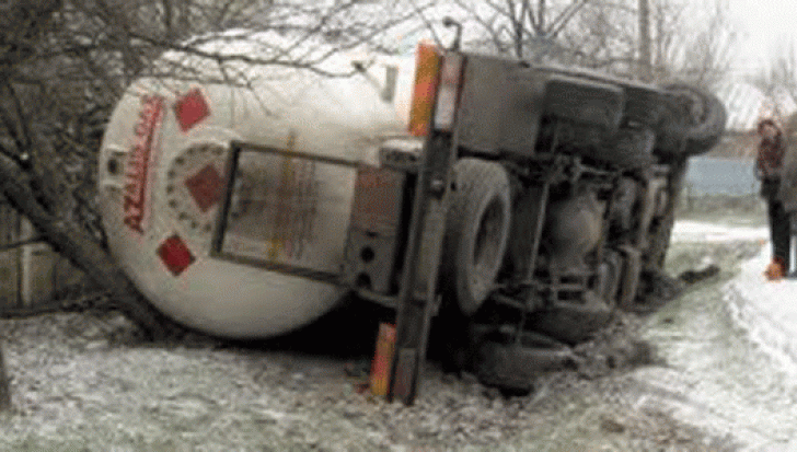 Pericol de explozie la Neamţ: O cisternă cu 23 de tone de butanol, răsturnată pe drumul european E85