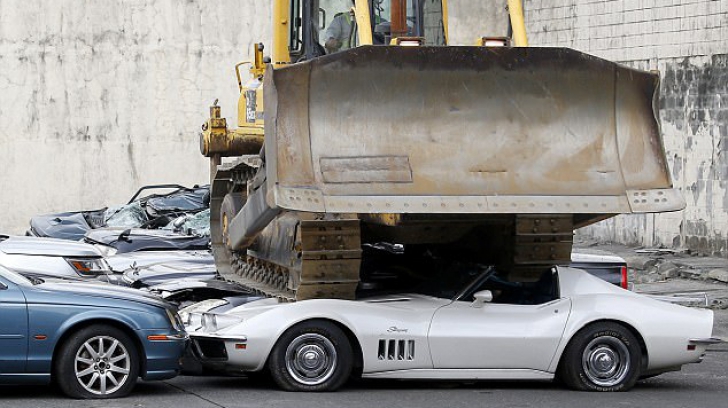 30 de mașini de lux distruse cu buldozerul sub privirile mulțimii, iar motivul e incredibil