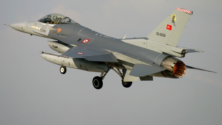 Un avion militar s-a prăbușit în Turcia. Cei doi piloți au murit