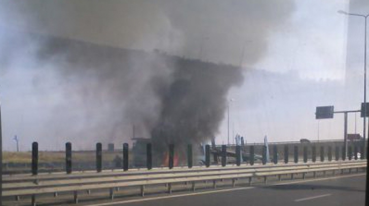 Panică pe autostrada A1, Arad-Timișoara: un autocamion a ars ca o torţă