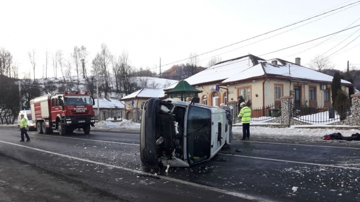 Microbuz răsturnat în Hunedoara. Doi copii, printre pasageri (FOTO)
