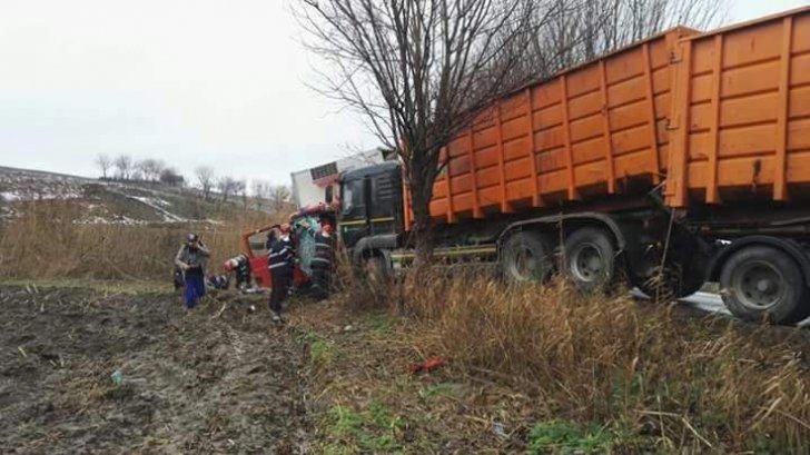 Accident rutier grav în județul Tulcea: două autotrenuri s-au ciocnit agresiv