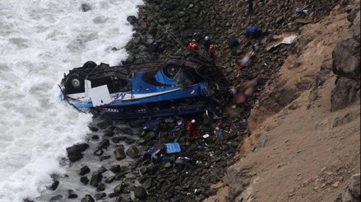 Accident violent în Peru. Zeci de persoane au murit, după ce un autocar a căzut într-o prăpastie 