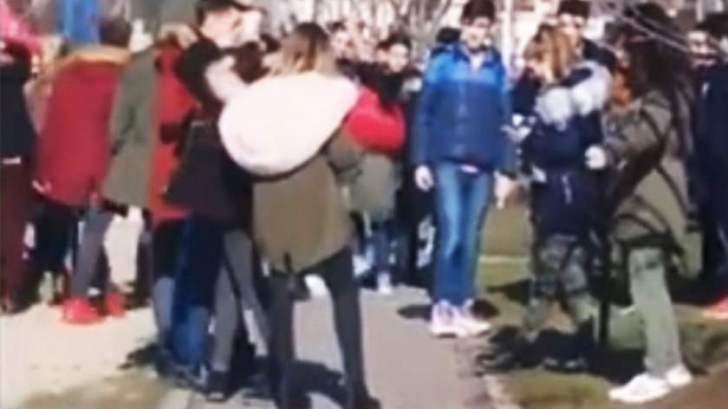 Bătaie între două eleve într-un parc din Alba Iulia. Scandalul a început după ore