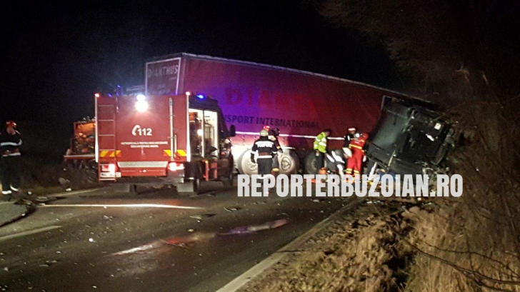 Accident groaznic în județul Buzău: doi morți, după un impact nimicitor cu un TIR (FOTO+VIDEO)
