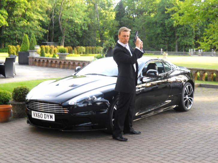 Cum arată bolidul Aston Martin pe care actorul Daniel Craig l-a scos la licitaţie