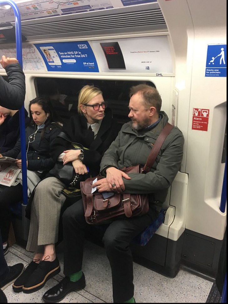 Actriţa Cate Blanchett, surprinsă circulând cu metroul - FOTO