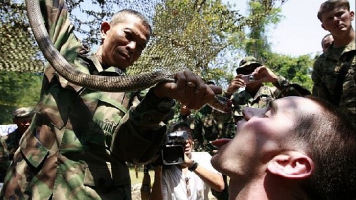Ritualul bizar al militarilor din SUA şi Thailanda, la finalul unui exerciţiu militar în Asia
