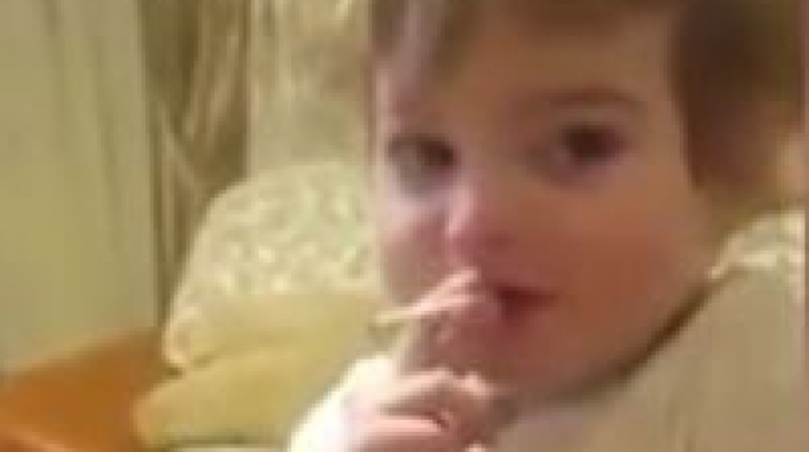 VIDEO. Copil de doi ani, surprins în timp ce fumează. Reacția părinților e halucinantă   
