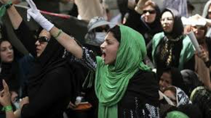 Zeci de femei au fost arestate în Iran după ce au apărut în public fără VOALUL MUSULMAN 