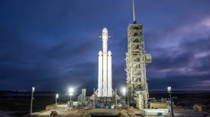 SpaceX se pregăteşte să lanseze astăzi cea mai puternică rachetă din lume