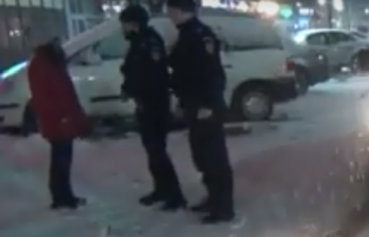Fată de 13 ani care locuia pe stradă, salvată de la îngheţ de jandarmi (VIDEO)