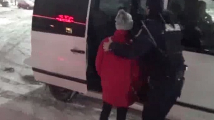 Episod şocant la Arad: o fetiță de 13 ani, fără adăpost, a fost salvată de jandarmi de la îngheț 