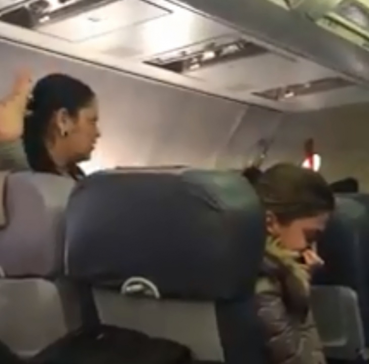 Scandal în avion. O femeie jigneşte stewardesa: "Îţi fac reclamaţie, să moară familia mea!"
