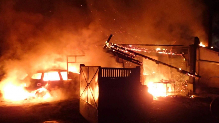 Incendiu violent în Satu Mare: o mașină și mai multe imobile, făcute scrum 