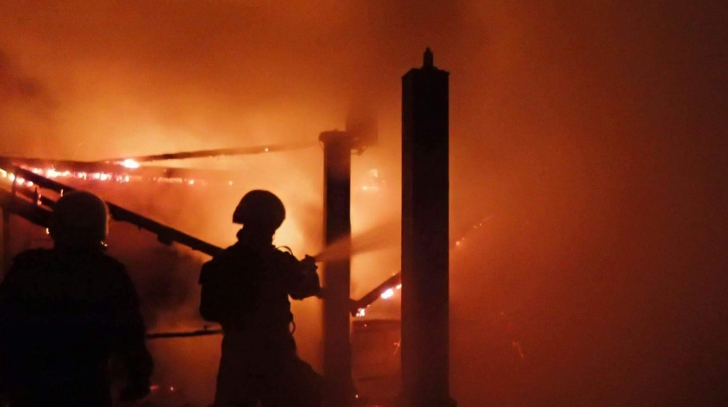 Incendiu, miercuri seară, la Buşteni: şapte adulţi şi trei copii fiind evacuaţi