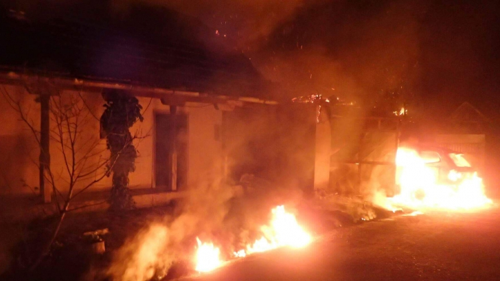 Incendiu violent în Satu Mare: o mașină și mai multe imobile, făcute scrum 