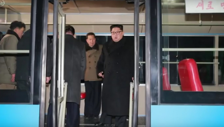 Kim Jong-un și soția în troileibuz
