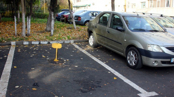 Ce AMENZI riscă cei care blochează locuri de parcare cu ciment, bidoane sau cadre de metal