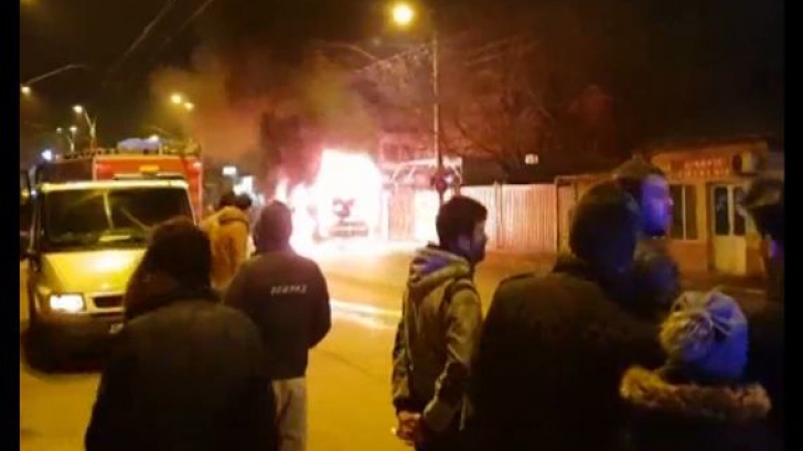 VIDEO. Mașină în flăcări în Capitală