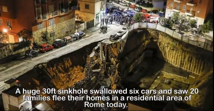 Mașini înghițite de o gaură în asfalt