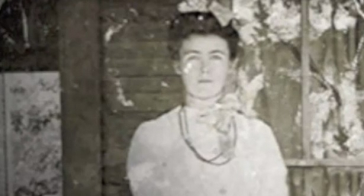 Mireasă moartă în ziua nunţii. Istoria "mumiei" care stă de 85 de ani în vitrina unui magazin