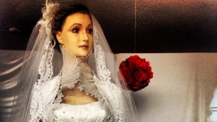 Mireasă moartă în ziua nunţii. Istoria "mumiei" care stă de 85 de ani în vitrina unui magazin