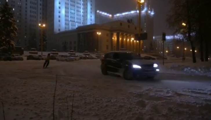 Distracţie pe schiuri, în plin centrul Moscovei (VIDEO)