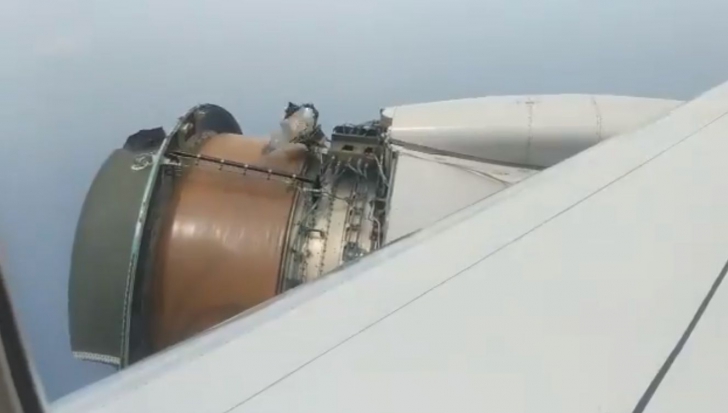 Motorul unui avion s-a dezintegrat sub privirile îngrozite ale pasagerilor. Ce a urmat
