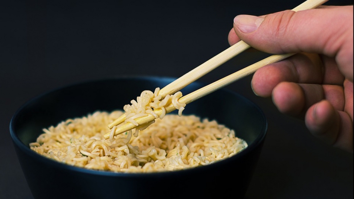 De ce să nu ții niciodată bețișoarele pentru mâncare chinezească în poziție verticală