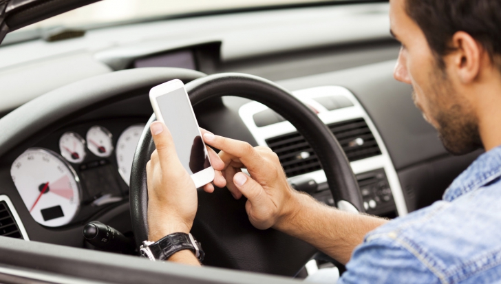 Șoferii din Franța nu mai pot folosi mobilul nici când mașina este oprită. Pedepse drastice