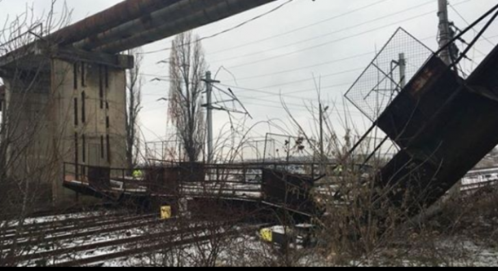 Trafic feroviar reluat, parțial, în Ploiești Vest după prăbușirea pasarelei 