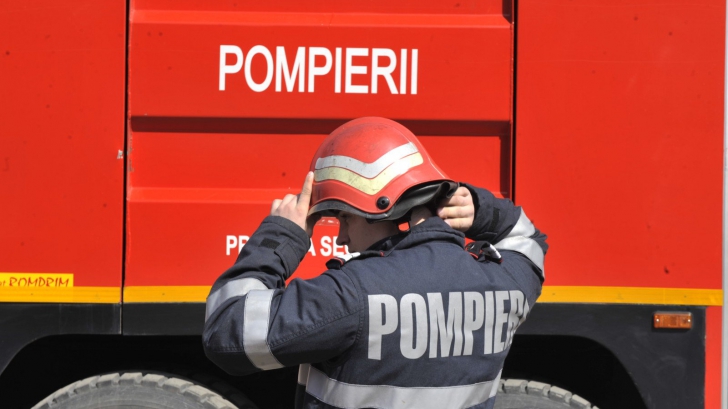 O femeie din Bucureşti a ameninţat 12 ore că se aruncă de la geam. Pompierii, acţiune periculoasă