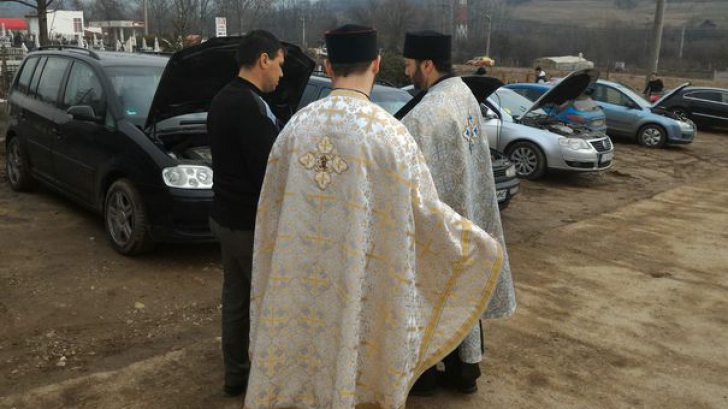 Preot din Motru, la sfinţit maşinile din Gorj: Se face rânduiala