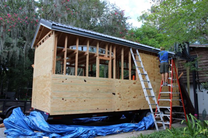 Sătul de chirie și-a construit propria locuință. Imagini de vis din casa care costă cât o bicicletă