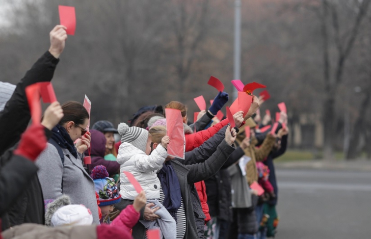 Flashmob în Piaţa Victoriei, cu cartonașe roșii și fluturași de salarii: "Ne furaţi viitorul!" / Foto: Inquam Photos / Octav Ganea