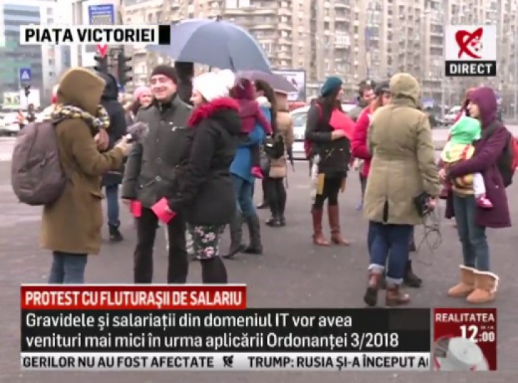 Flashmob în Piaţa Victoriei, cu cartonașe roșii și fluturași de salarii: "Ne furaţi viitorul!"
