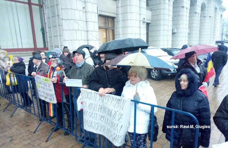 Protest în faţa Ministerului Justiţiei, în timpul discursului lui Tudorel Toader 