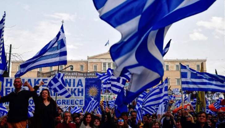 Proteste uriașe la Atena. Sute de mii de oameni au ieșit în stradă: "Jos labele"