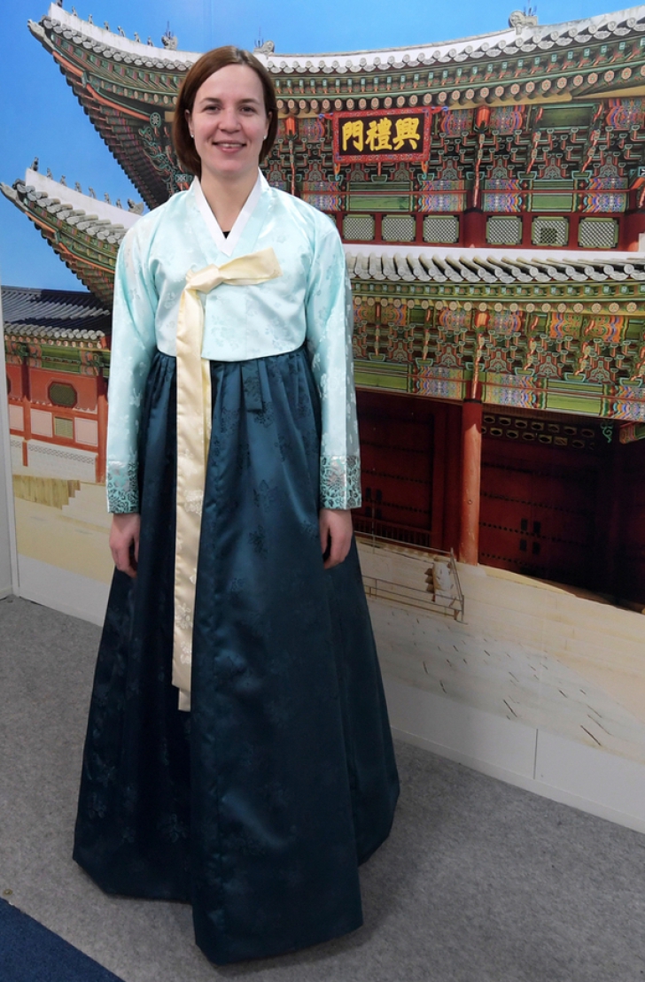 JO de iarnă. Raluca Strămăturaru s-a îmbrăcat în haine tradiţionale cu ocazia noului an coreean