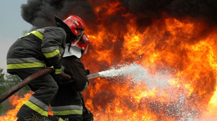 Incendiu într-un complex de locuinţe din Reşiţa. Cinci persoane evacuate