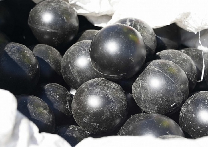 Au aruncat 96 de milioane de mingi negre de plastic în apă. Motivul, halucinant!