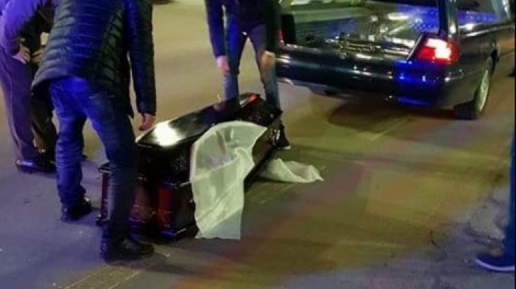 Un sicriu a căzut din mașina mortuară în trafic, la Arad. Ce a urmat este "horror"