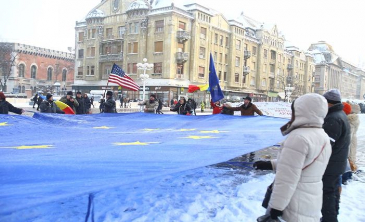 Protest anti-corupție la Timișoara. Participanții au desfășurat un drapel uriaș al Uniunii Europene