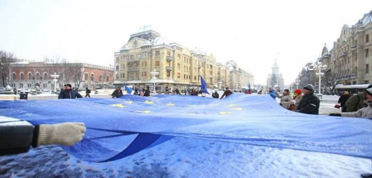 Protest anti-corupție la Timișoara. Participanții au desfășurat un drapel uriaș al Uniunii Europene