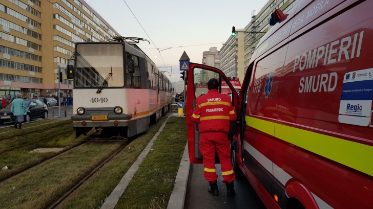 O bătrână a fost lovită de tramvai, în Bucureşti. Femeia a murit
